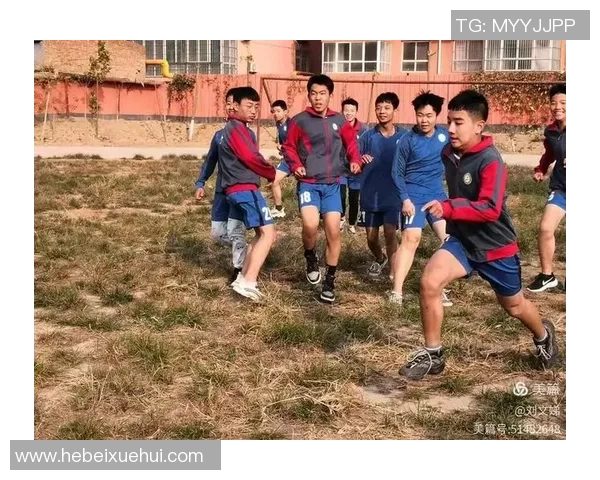 士兵在球场上的拼搏与团结：足球如何塑造军人的精神与团队意识